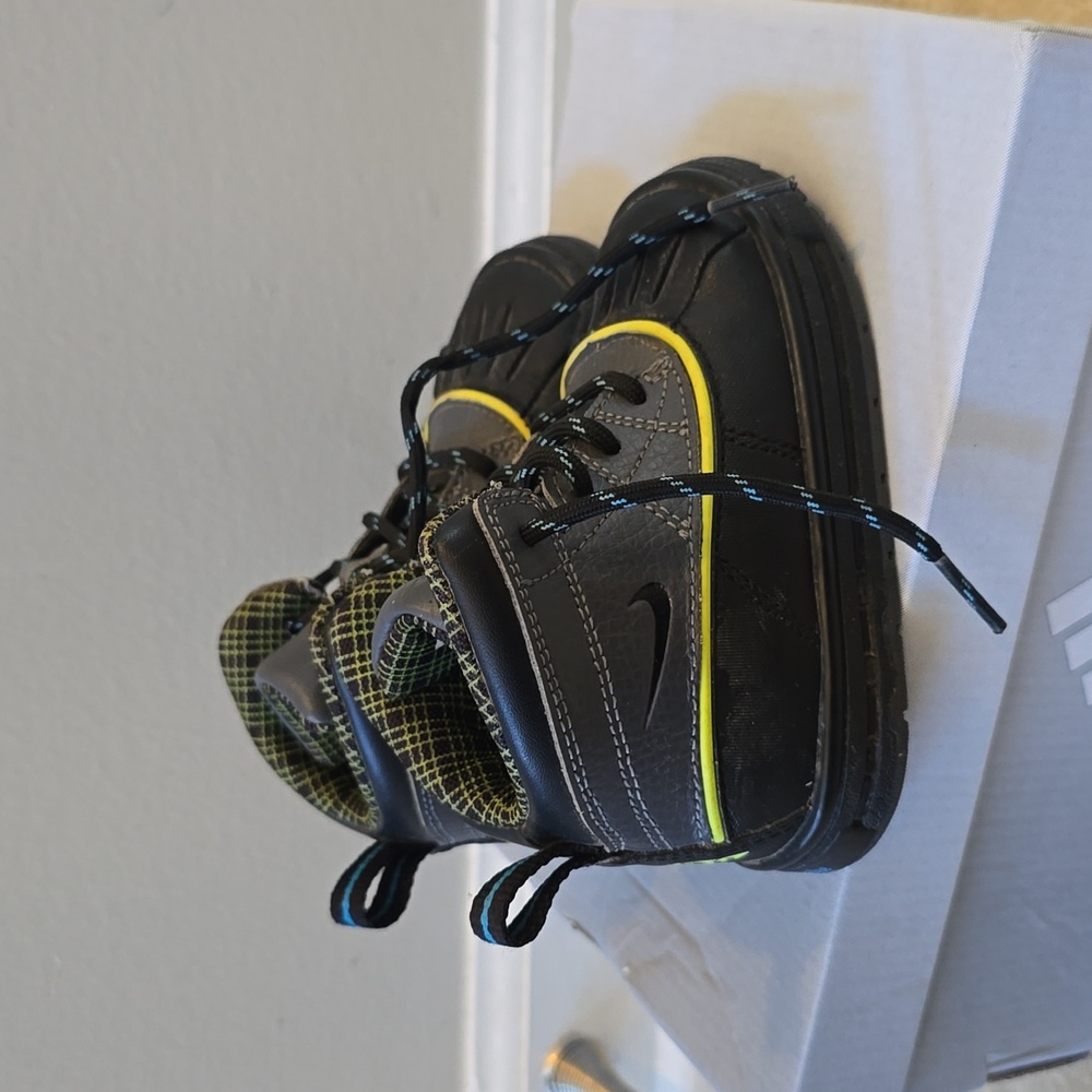 NIKE Toddler Baby Boots ACG Black and Grey Size 6c